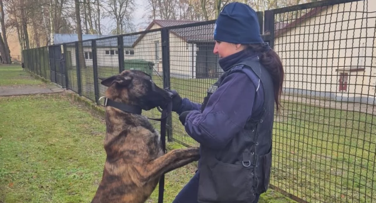 Zdjęcie policjantki z psem/ podlaska.policja.gov.pl