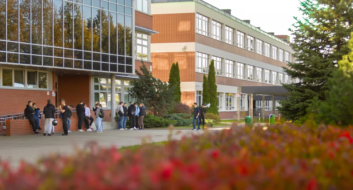 Zdjęcie studentów pod budynkami Politechniki Białostockiej/ Dariusz Piekut Politechnika Białostocka