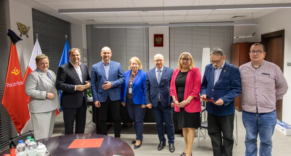 Zdjęcie przedstawicieli Poczty Polskiej z podpisanym porozumieniem/ Poczta Polska