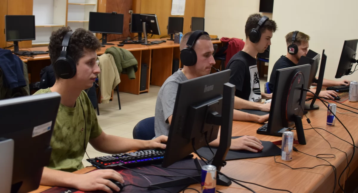 Zdjęcie uczestników turnieju Counter-Strike 2 na Politechnice Białostockiej/ Emilia Nowosada, Agata Szymanowska / Samorząd Studentów Politechniki Białostockiej