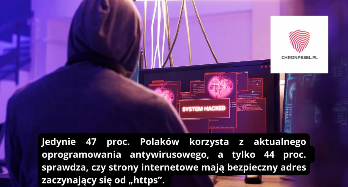 Zdjęcie mężczyzny w kapturze siedzący przed komputerem