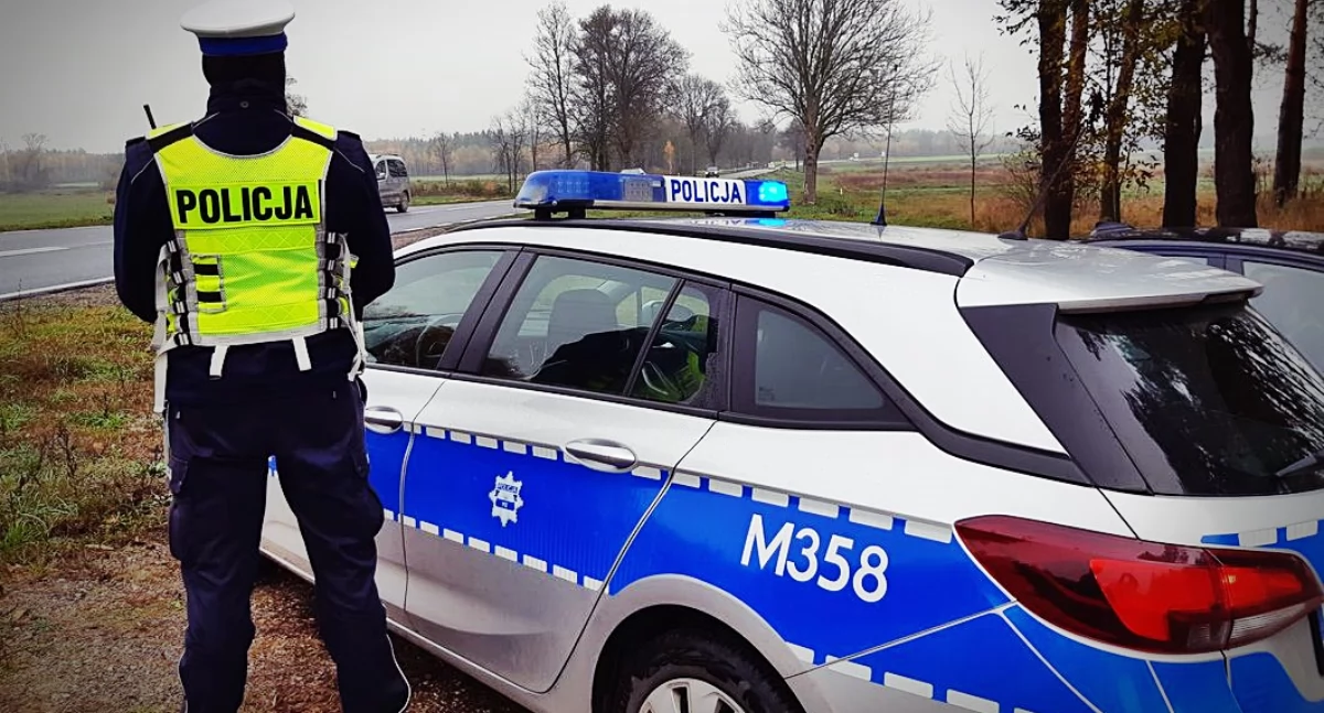 Zdjęcie policjanta drogówki przy radiowozie/ podlaska.policja.gov.pl