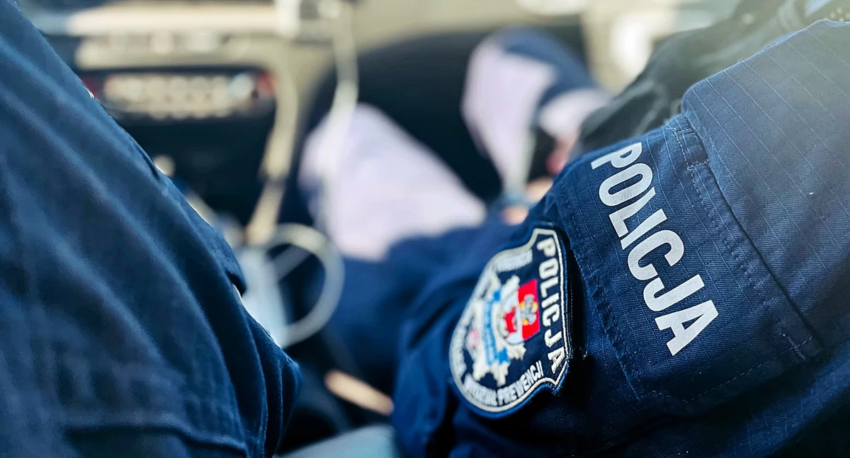 Zdjęcie policjantów w radiowozie/ podlaska.policja.gov.pl
