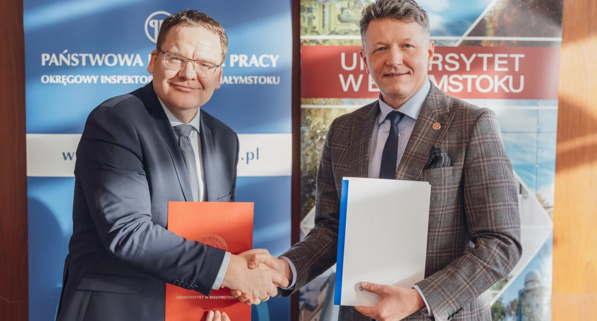Zdjęcie przedstawicieli PIP oraz UwB po podpisaniu umowy/ UwB