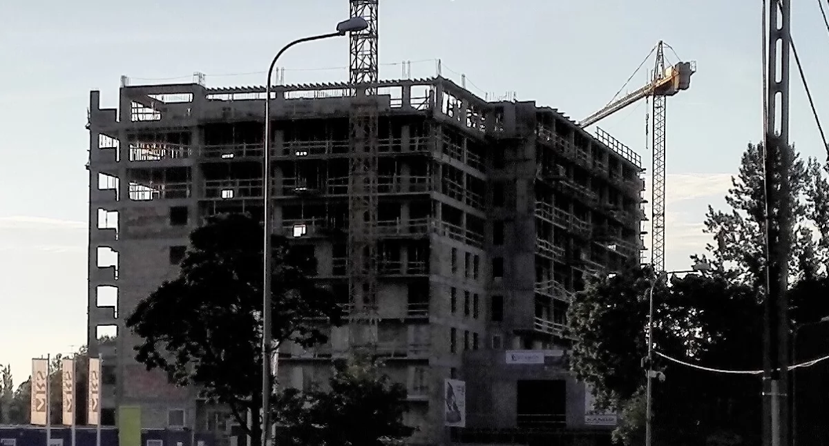 Zdjęcie budowanego bloku wielorodzinnego w Białymstoku/ Fakty Białystok