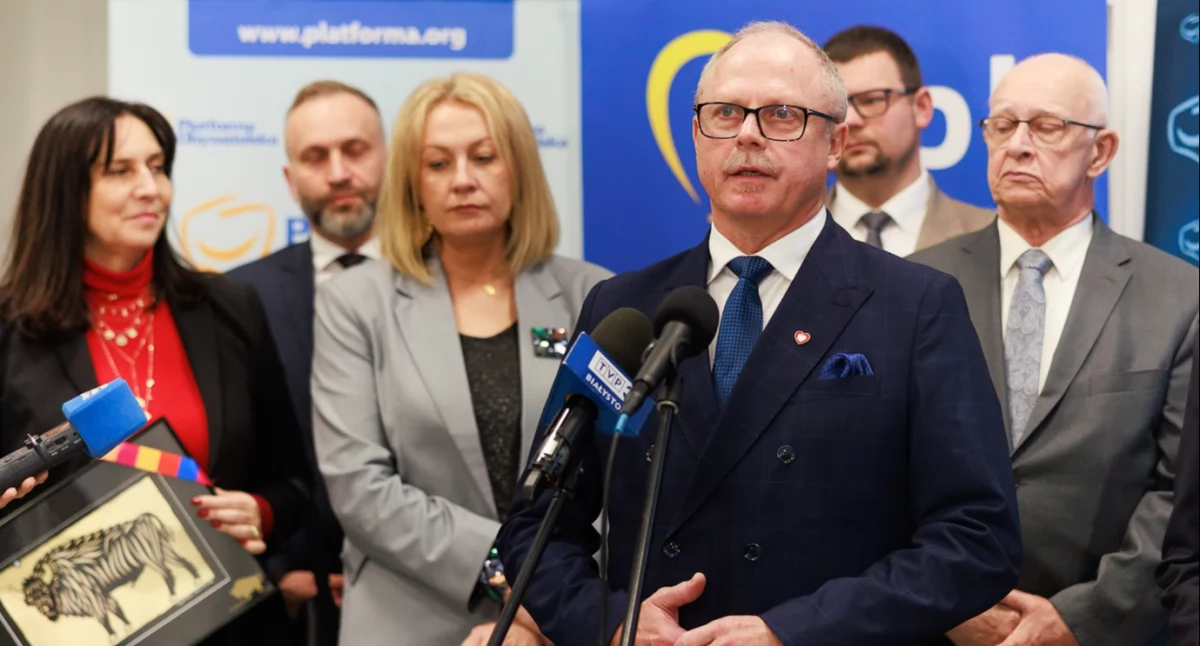 Zdjęcie Jacka Protasa z politykami Platformy Obywatelskiej/ podlaskie.eu