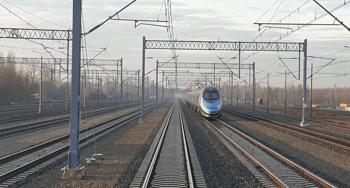 Zdjęcie pociągu na torach/ PKP PLK