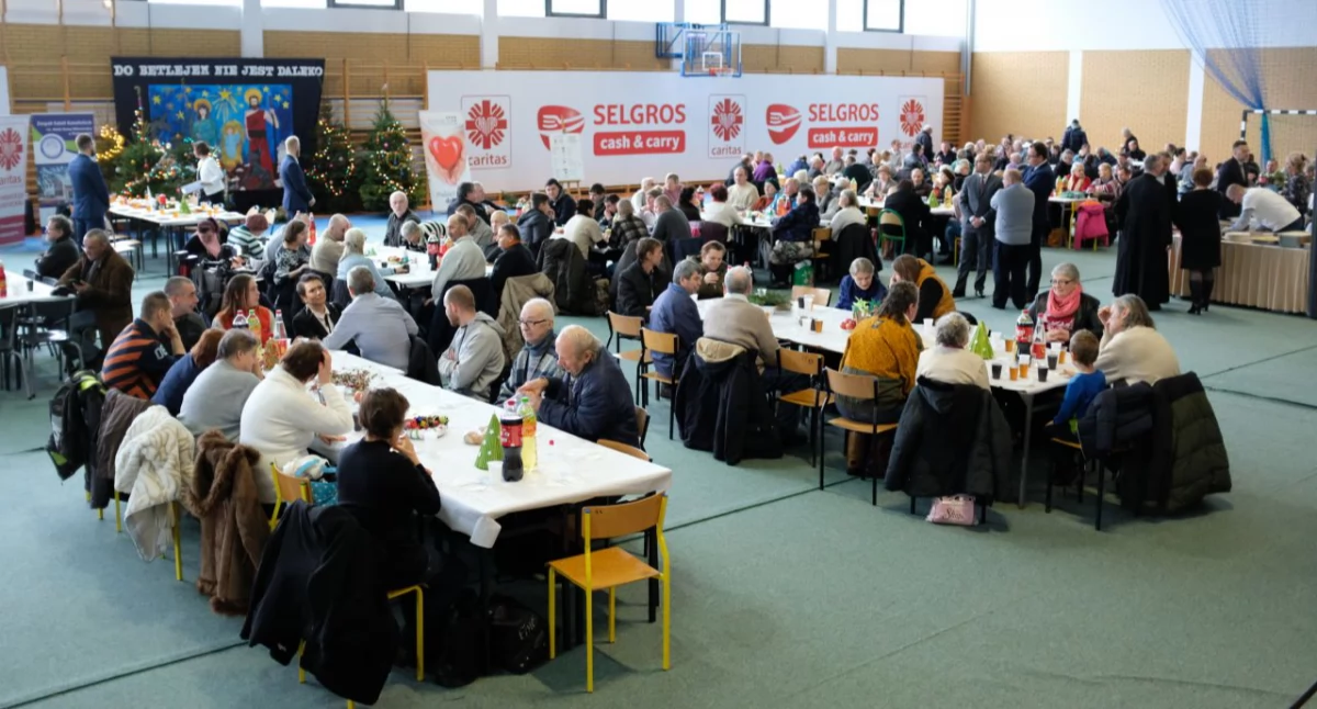 Zdjęcie wspólnej Wigilii dla osób samotnych i potrzebujących w Białymstoku/ wrotapodlasia.pl