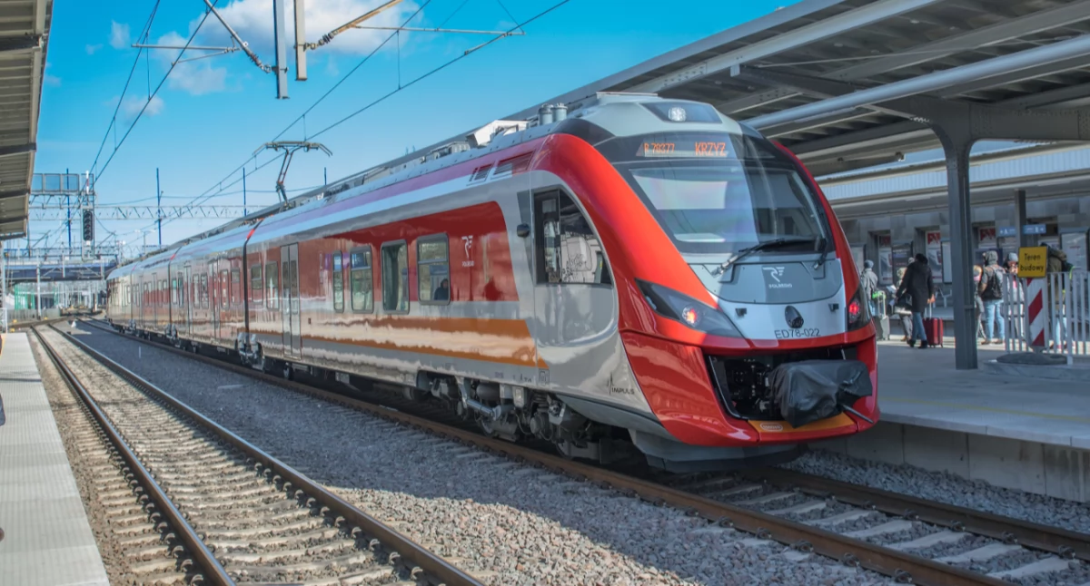 Zdjęcie pociągu na peronie/ PKP PLK