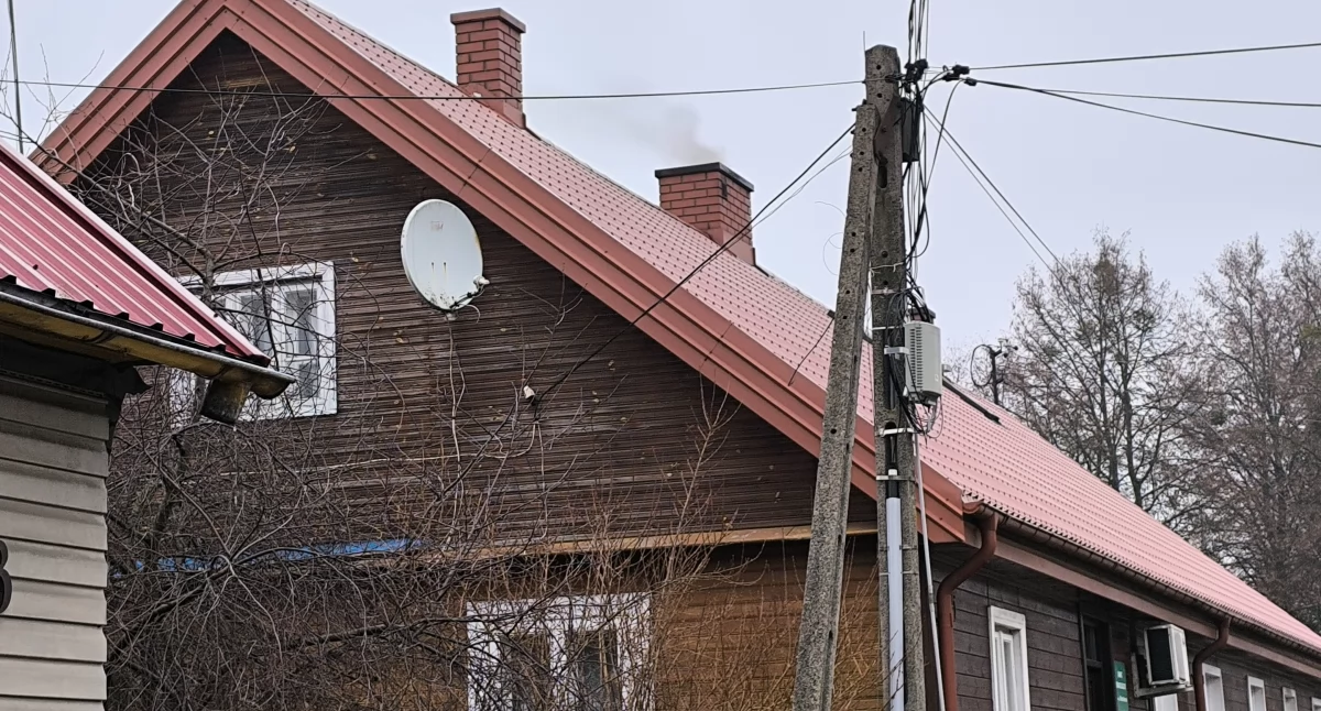Zdjęcie domu jednorodzinnego z kominem/ Fakty Białystok