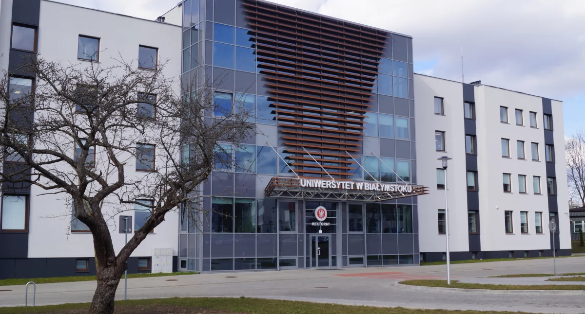 Zdjęcie budynku rektoratu UwB/ UwB