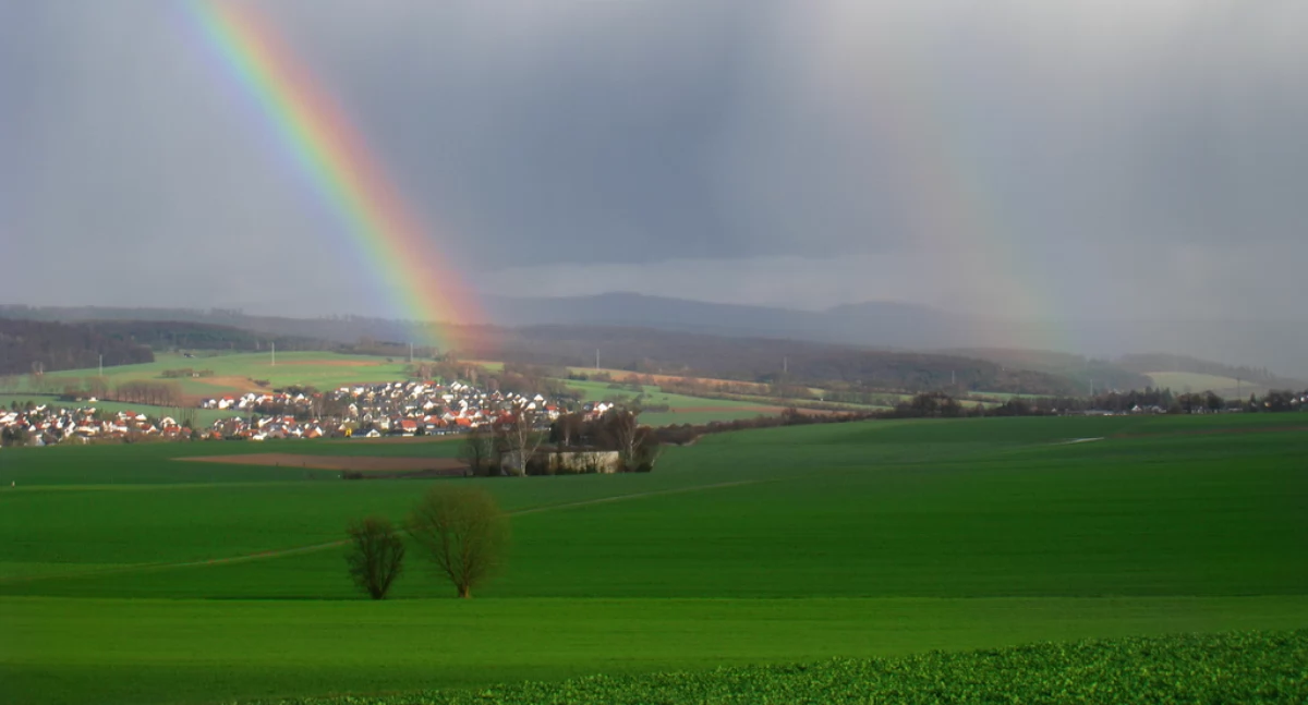 Zdjęcie krajobrazu wiejskiego w tęczą/ Flickr.com alles-schlumpf