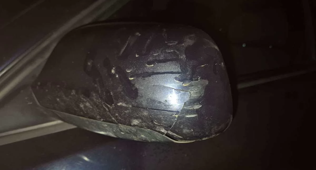 Zdjęcie uszkodzonego lusterka w samochodzie/ podlaska.policja.gov.pl