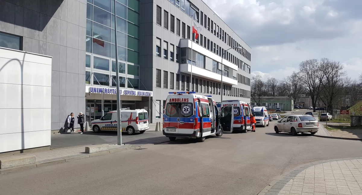 Zdjęcie karetek pogotowia pod budynkiem szpitala USK w Białymstoku/ Fakty Białystok
