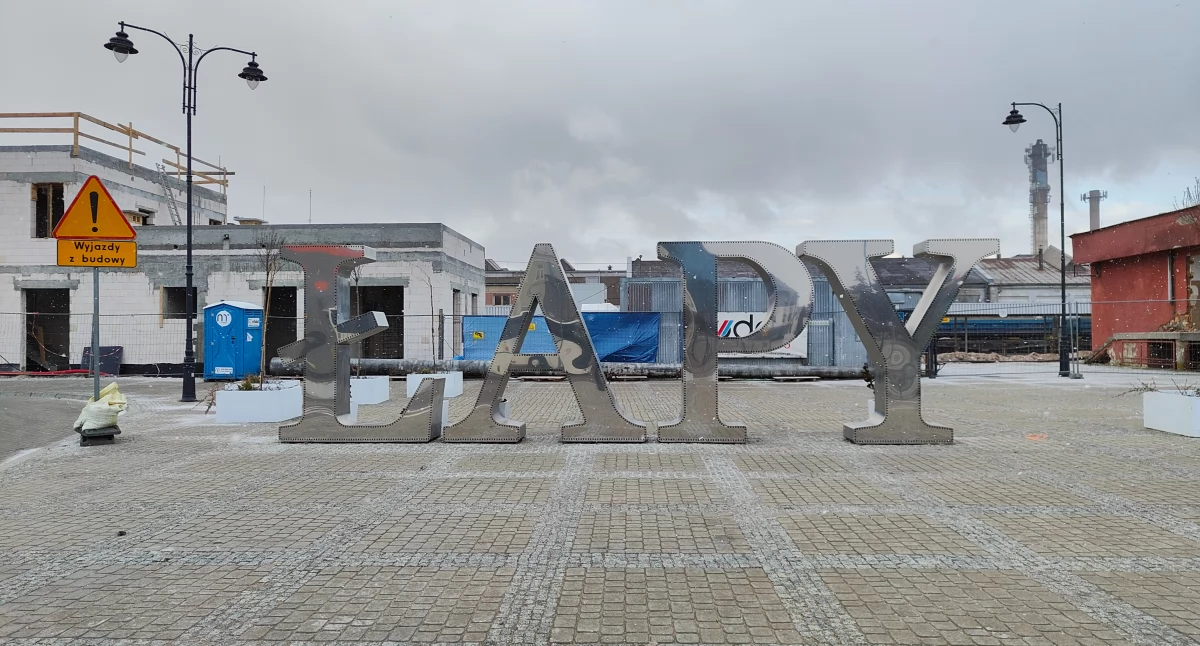 Zdjęcie napisu Łapy na dworcu w Łapach/ Fakty Białystok