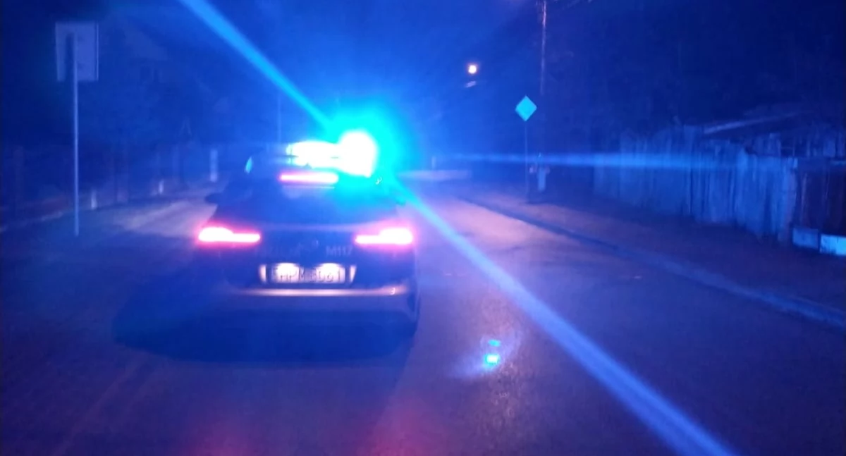 Zdjęcie policyjnego radiowozu nocą/ podlaska.policja.gov.pl
