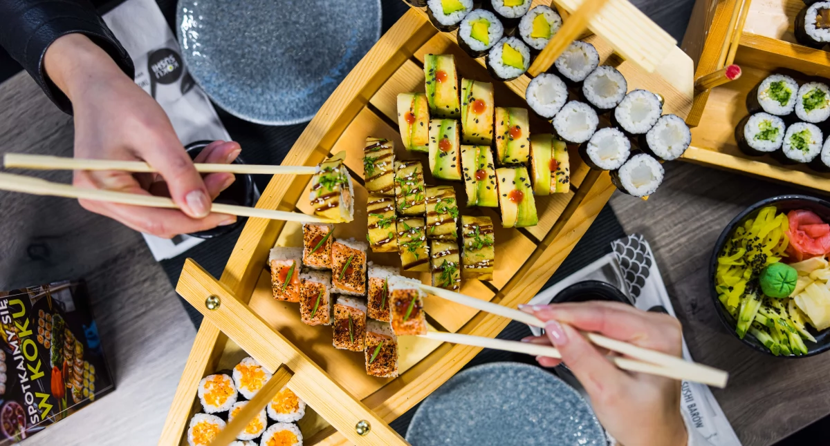 Zdjęcie osób jedzących sushi