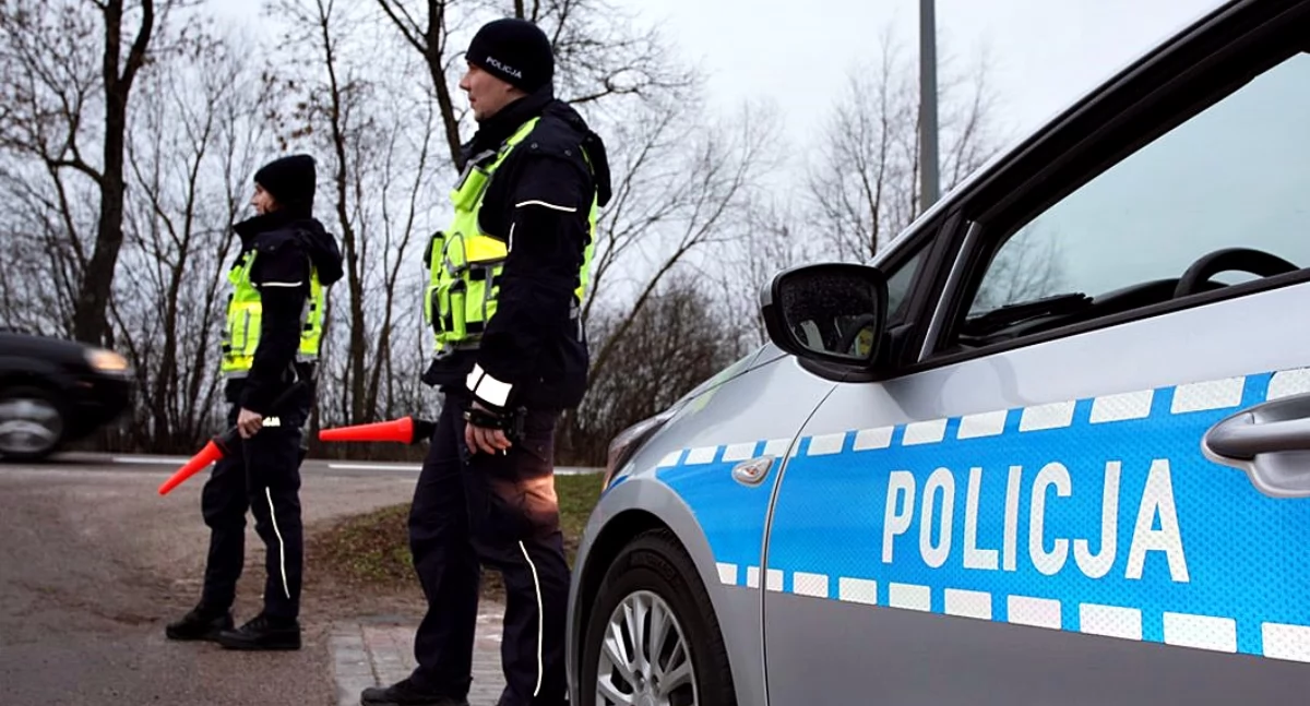 Zdjęcie policjantów przy radiowozie/ podlaska.policja.gov.pl