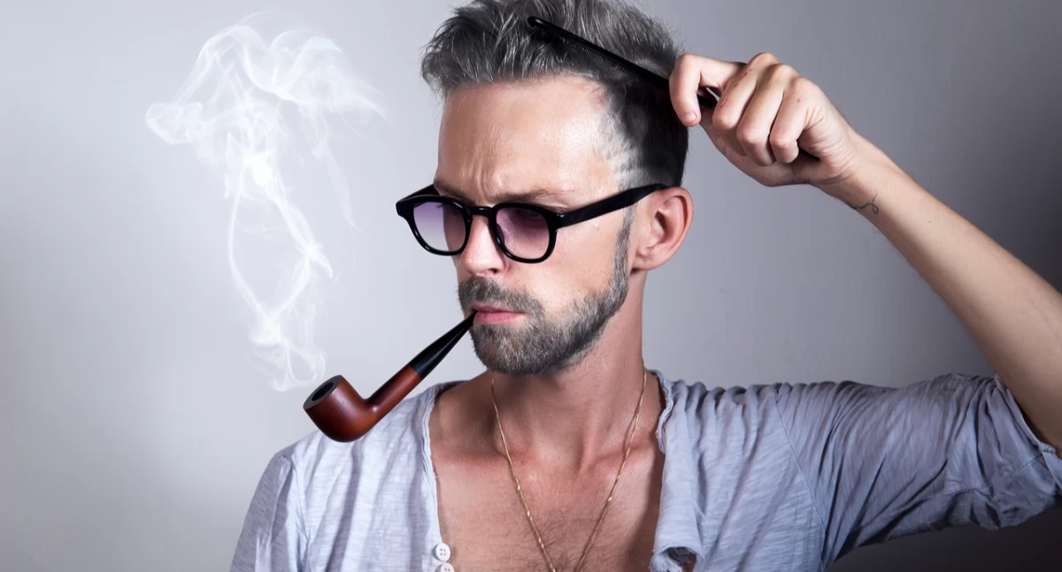 Zdjęcie mężczyzny z fajką i grzebieniem/ Pixabay.com