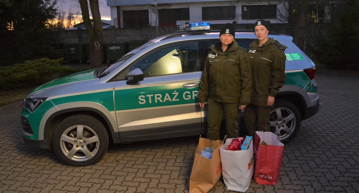 Zdjęcie strażników granicznych przy zatrzymanym samochodzie/ Twitter.com Straż Graniczna