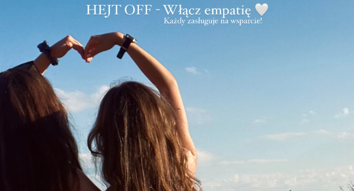 Zdjęcie dwóch kobiet patrzących w niebo