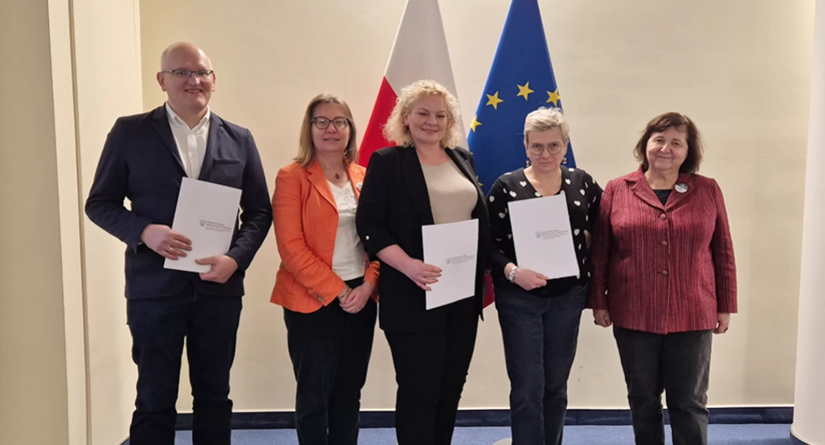 Zdjęcie przedstawicieli beneficjentów dotacji z MSWiA/ MSWiA
