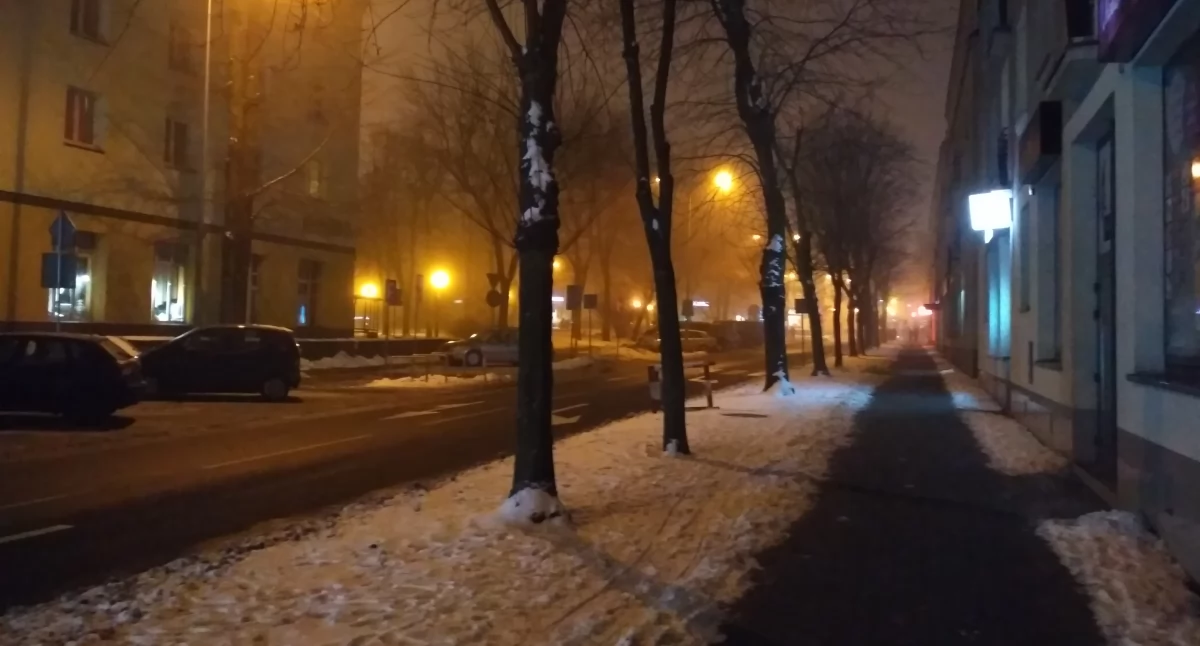 Zdjęcie śliskiej ulicy i chodników w Białymstoku/ Fakty Białystok