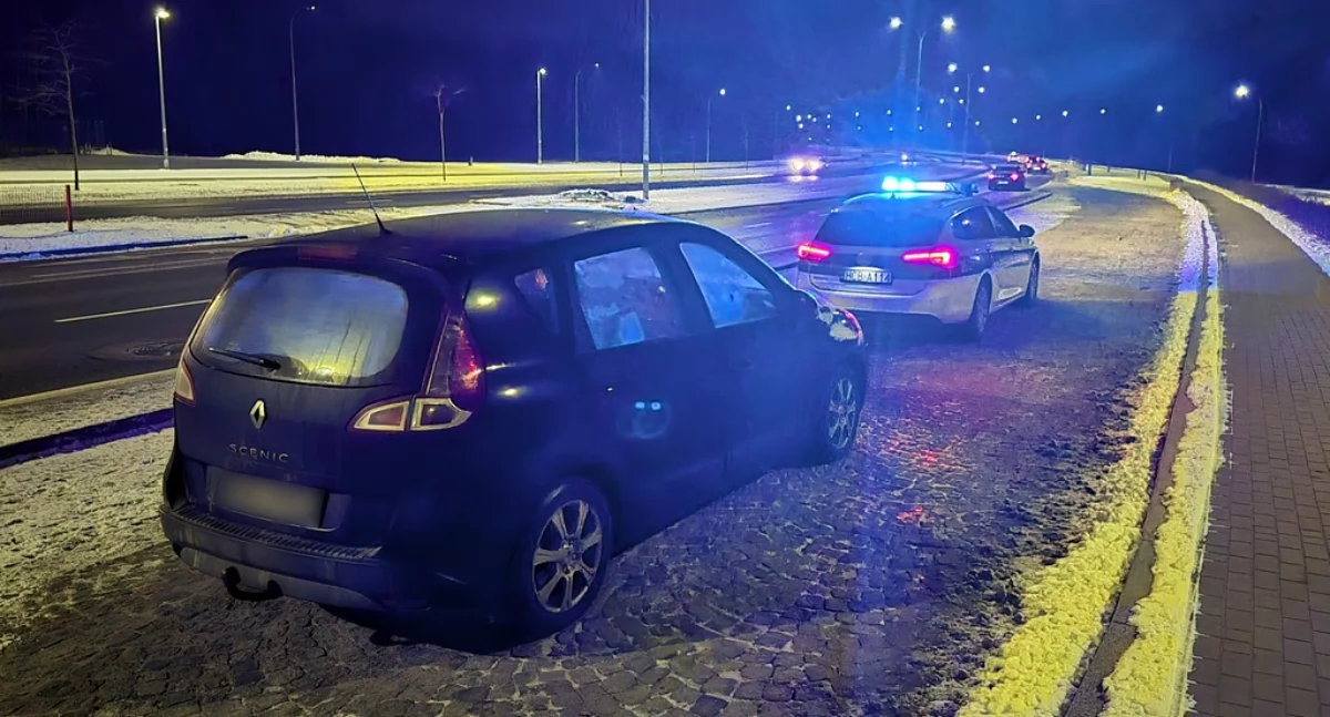 Zdjęcie zatrzymanego pojazdu prowadzonego przez pijanego kierowcę oraz pojazdu KAS/ KAS