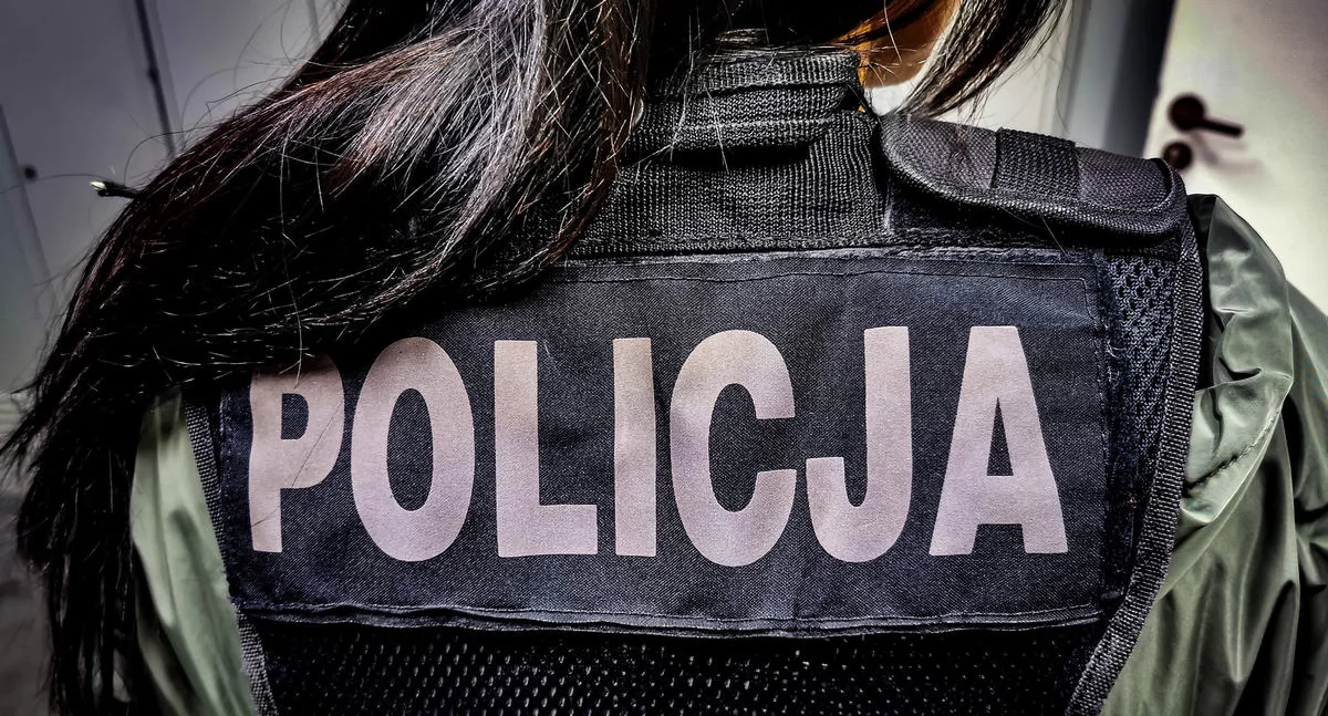 Zdjęcie policjantki stojącej tyłem/ podlaska.policja.gov.pl