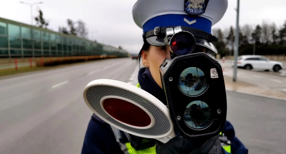 Zdjęcie policjantki drogówki z urządzeniem do pomiaru prędkości/ podlaska.policja.gov.pl