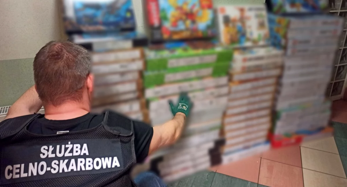 Zdjęcie celnika przy zarekwirowanym towarze/ KAS