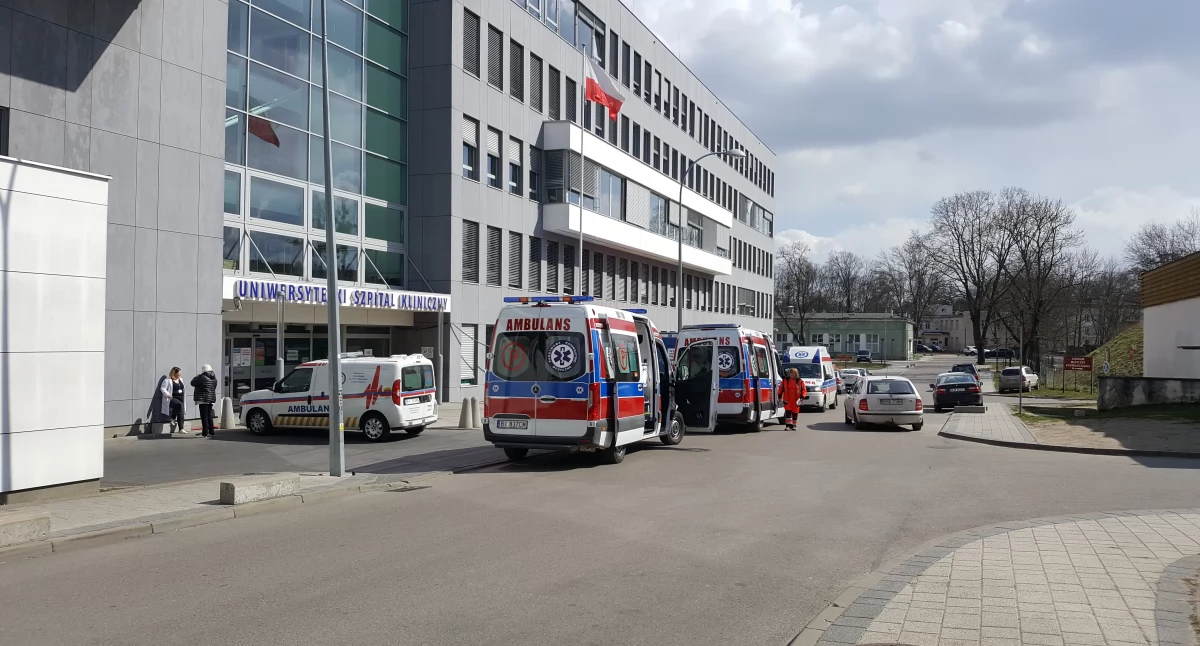Zdjęcie budynku szpitala USK i karetek pogotowia/ Fakty Białystok