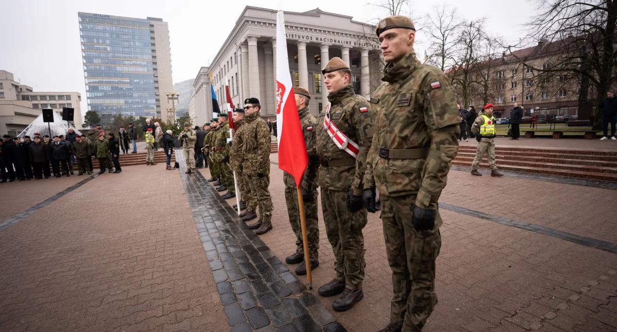 Zdjęcie polskich żołnierzy na placu w Wilnie/ 1PBOT