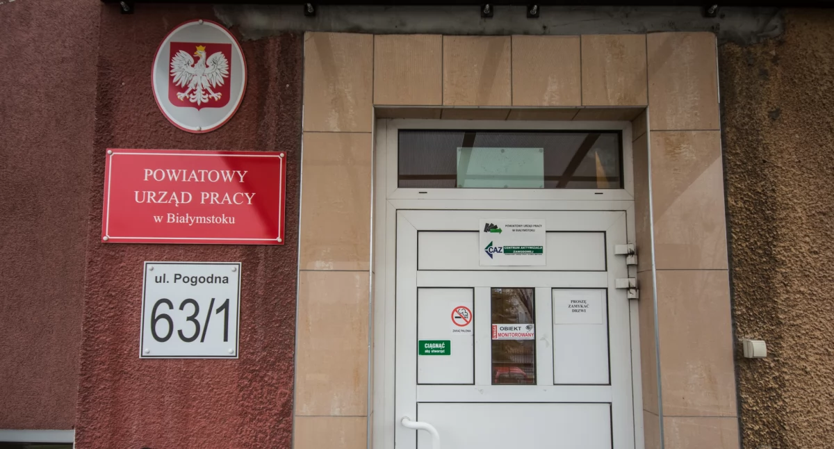 Zdjęcie wejścia do budynku Powiatowego Urzędu Pracy w Białymstoku/ Fakty Białystok