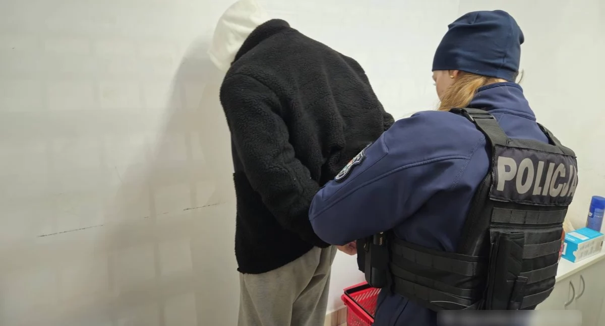 Zdjęcie policjantki zakładającej kajdanki podejrzanemu/ podlaska.policja.gov.pl