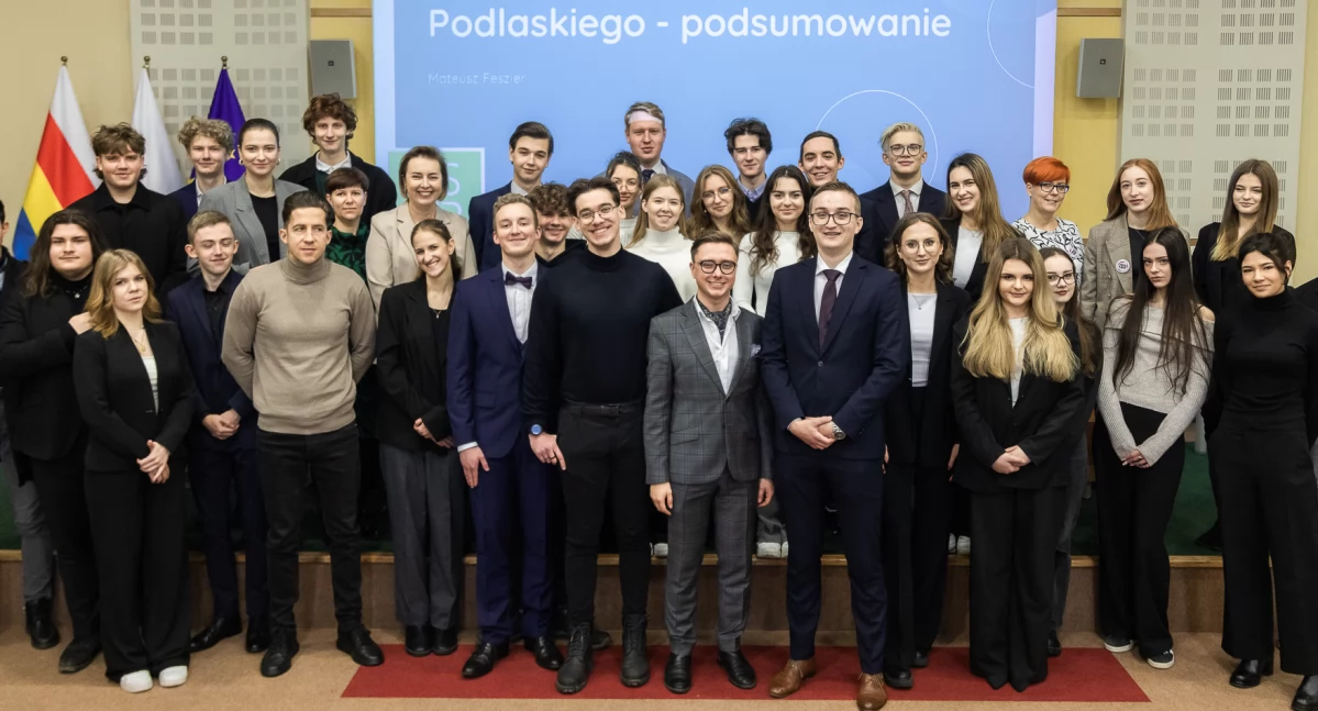 Zdjęcie radnych młodzieżowych województwa podlaskiego/ podlaskie.eu