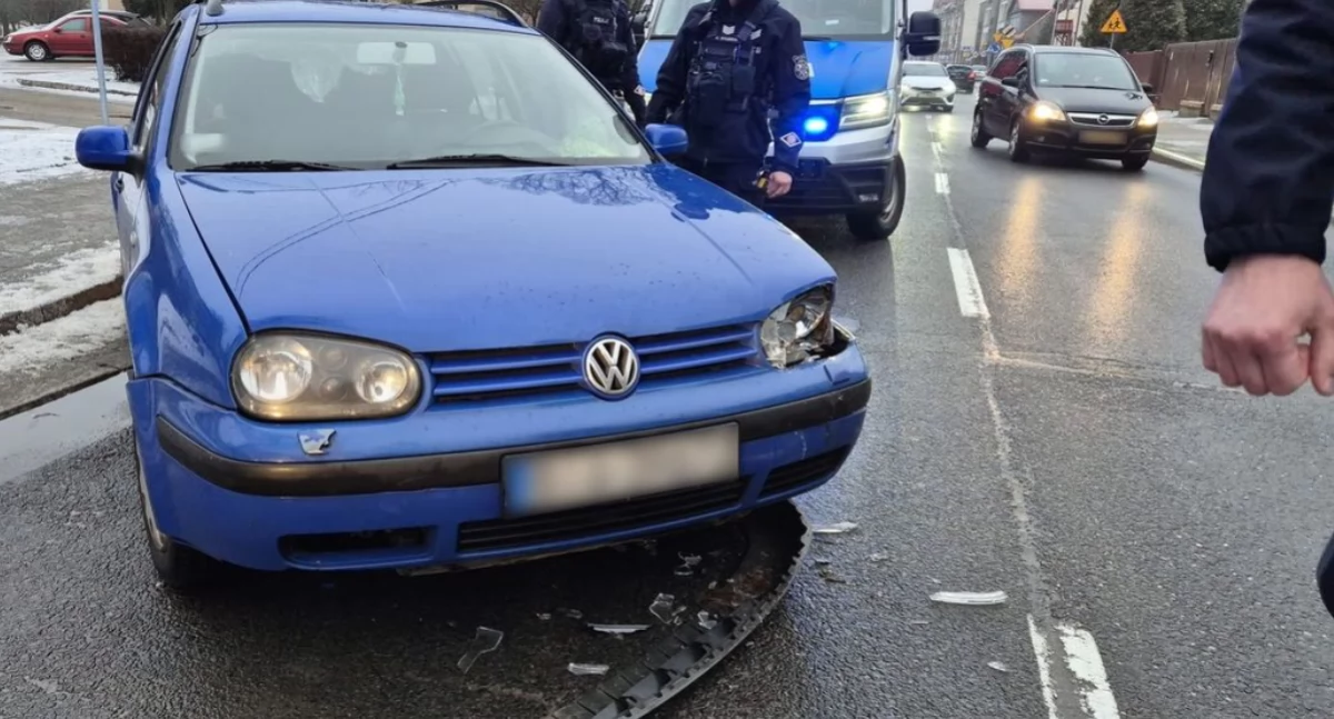 Zdjęcie rozbitego samochodu i radiowozu/ podlaska.policja.gov.pl