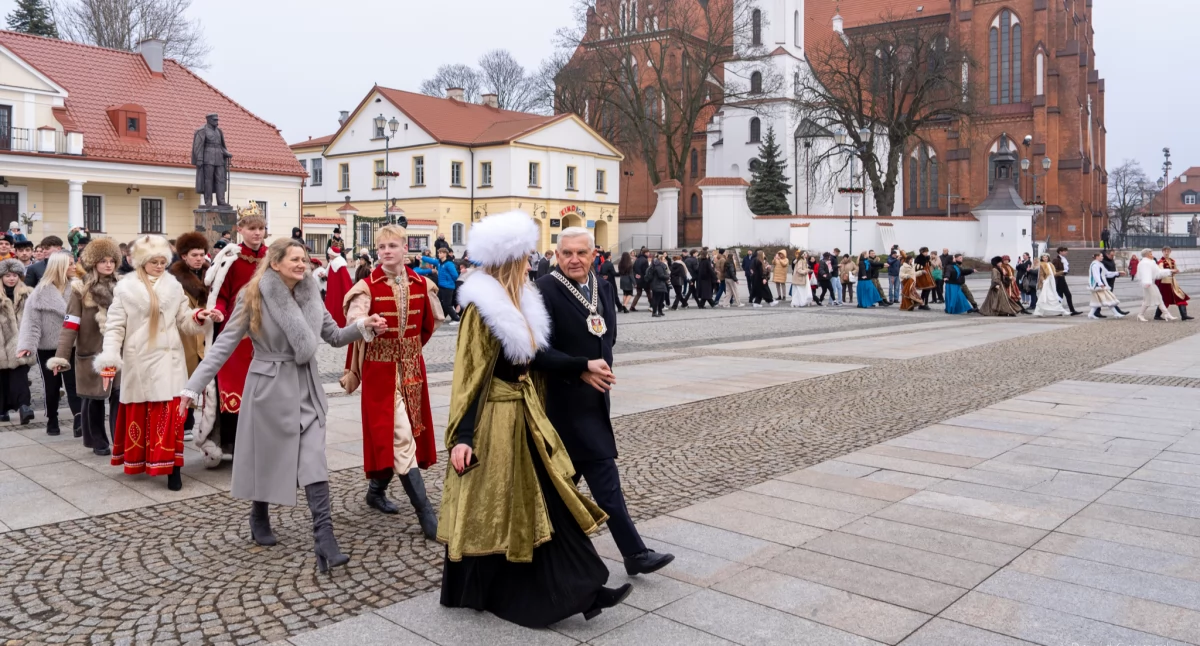 Zdjęcie maturzystów tańczących poloneza na Rynku Kościuszki w Białymstoku/ bialystok.pl