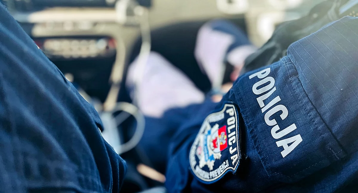 Zdjęcie policjantów w radiowozie/ podlaska.policja.gov.pl