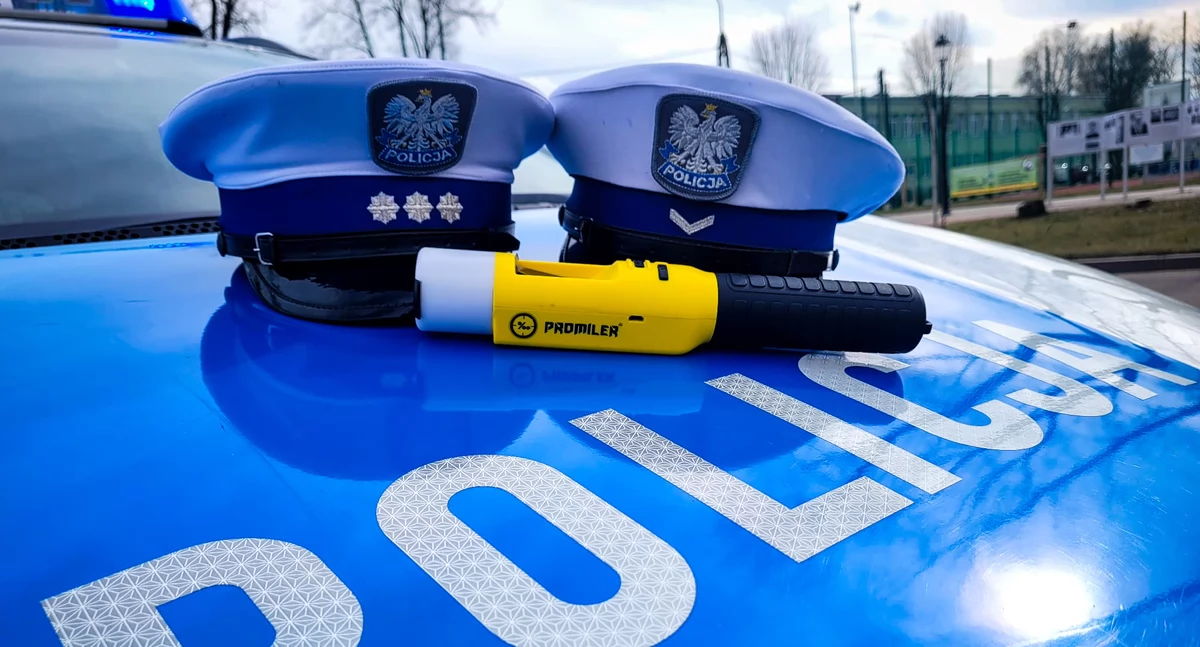 Zdjęcie czapek i promilera na masce policyjnego radiowozu/ podlaska.policja.gov.pl