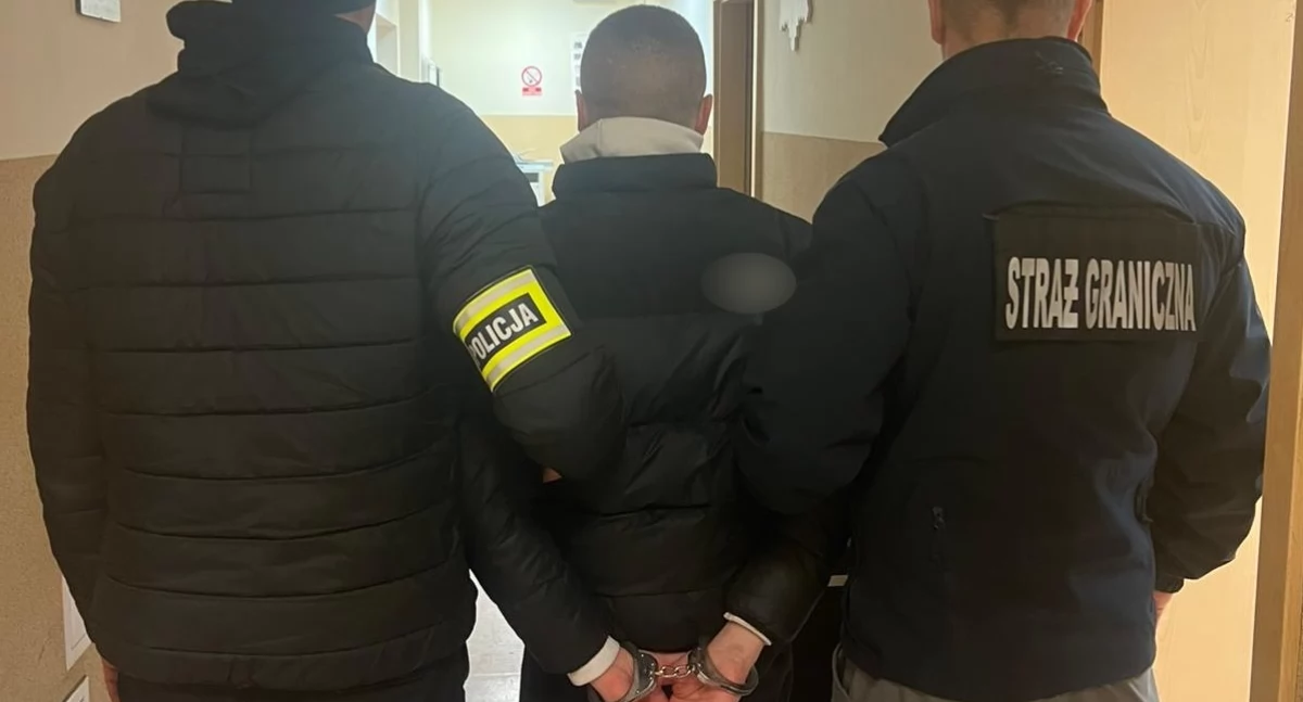 Zdjęcie funkcjonariuszy prowadzących zatrzymanego mężczyznę/ SG
