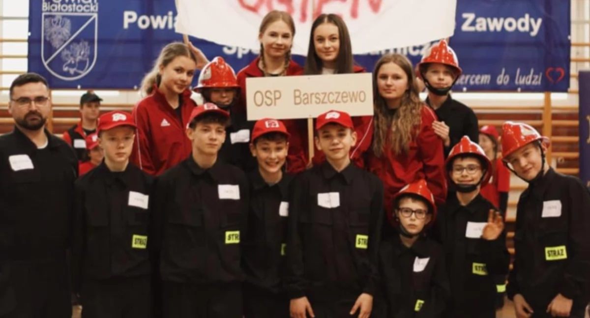 Zdjęcie grupowe uczestników zawodów sportowo-pożarniczych/ powiatbialostocki.pl