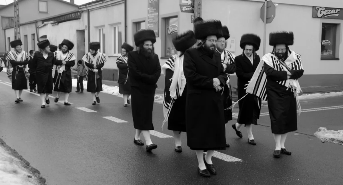 Zdjęcie chasydów - eksponat wystawy/ Muzeum Podlaskie