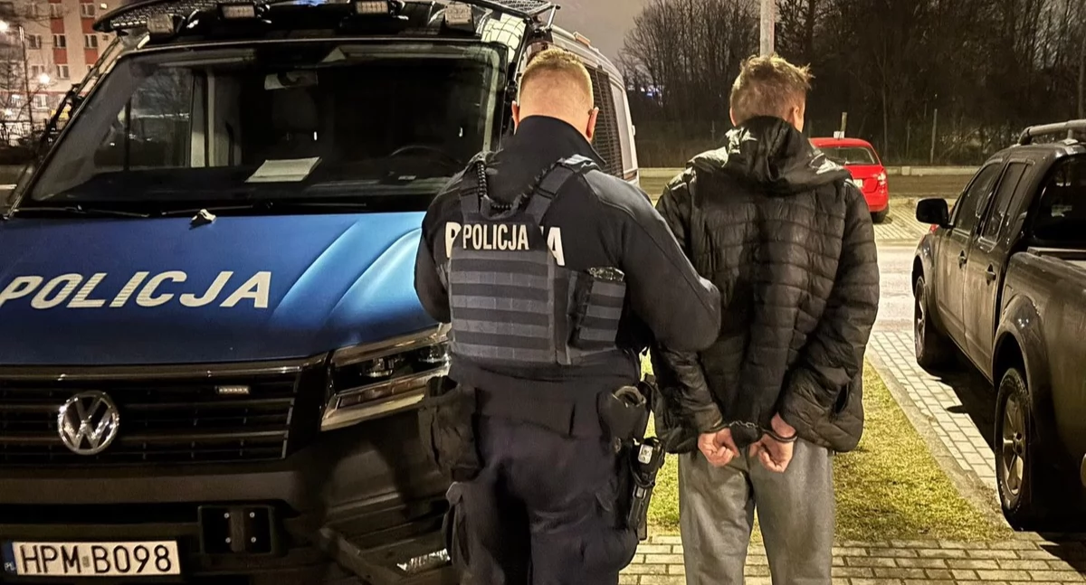 Zdjęcie policjanta prowadzącego zatrzymanego mężczyznę/ podlaska.policja.gov.pl