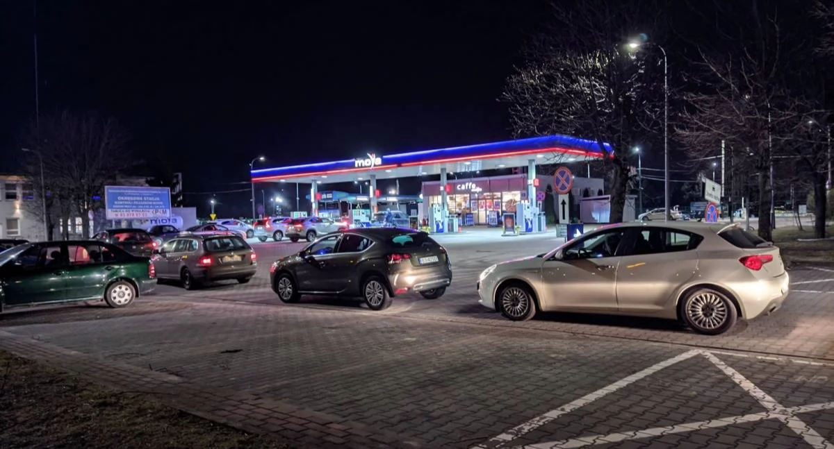 Zdjęcie samochodów na stacji paliw/ Fakty Białystok