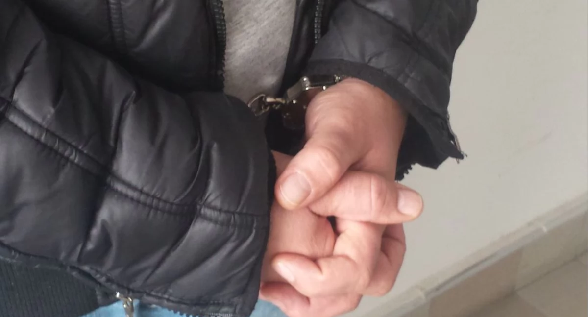 Zdjęcie zatrzymanego mężczyzny w kajdankach/ podlaska.policja.gov.pl