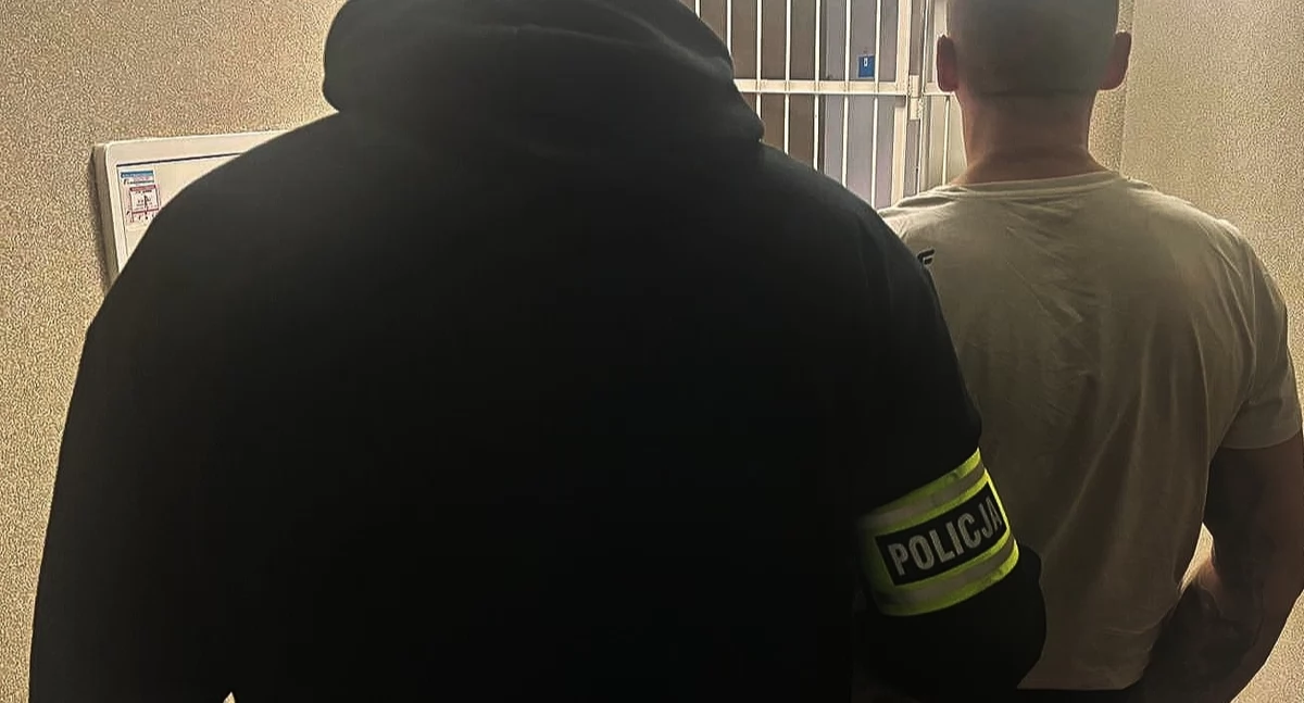 Zdjęcie policjanta prowadzącego zatrzymanego mężczyznę/ podlaska.policja.gov.pl