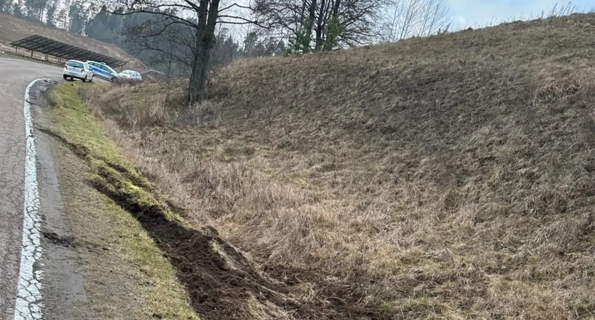 Zdjęcie policyjnych radiowozów obok miejsca, gdzie dachował samochód/ podlaska.policja.gov.pl