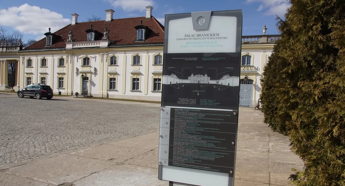 Zdjęcie Pałacu Branickich i tablicy informacyjnej/ UMB