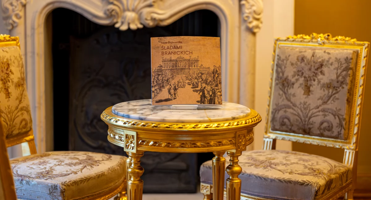 Zdjęcie książki na stoliku w białostockim ratuszu/ Muzeum Podlaskie